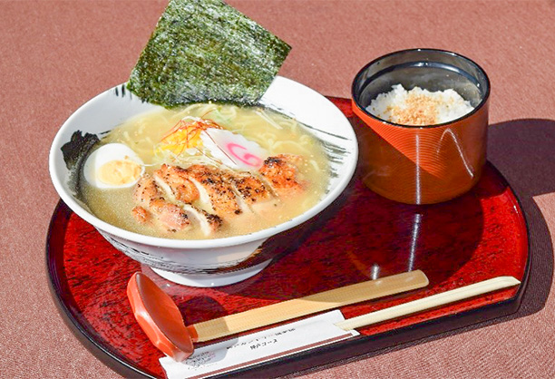 国産鶏もも肉の塩白湯ラーメン